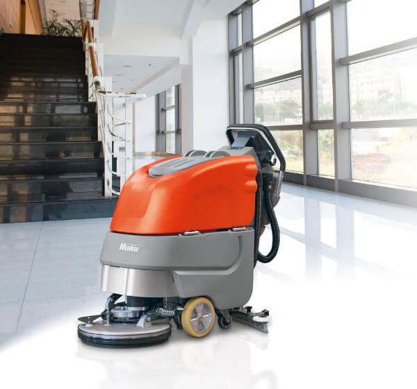 GR Wiedemann Reinigung 3 Eingangsbereich mit einem Fahrzeug zur Objektreinigung und -pflege